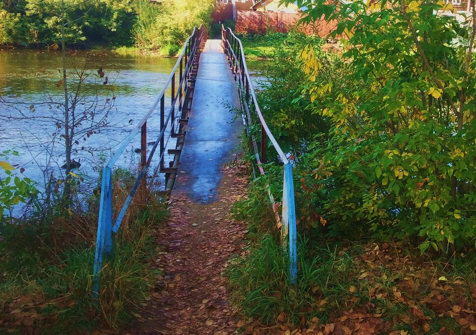 У реки