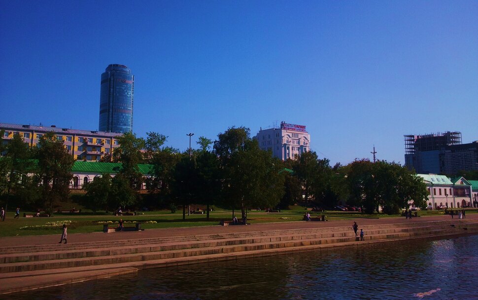 В сквере у реки