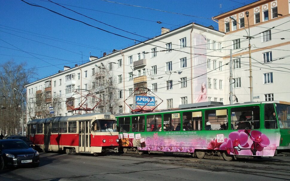 По улочке