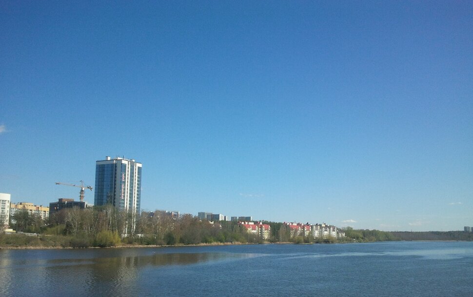 У реки