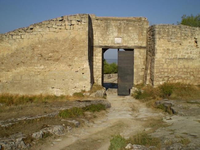 Ворота древней крепости Чуфут-Кале