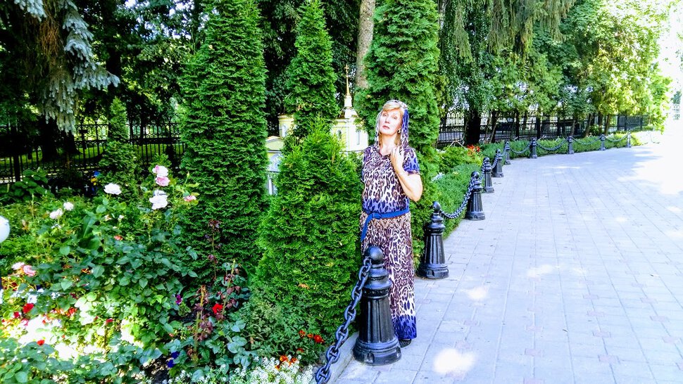 Во дворе храма Петра и Павла