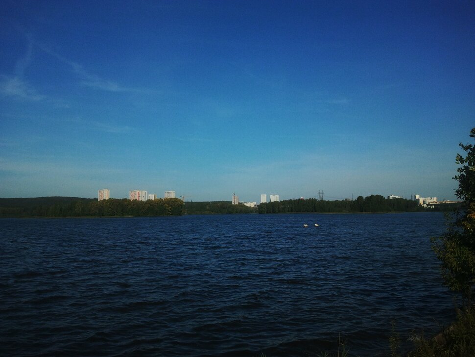 У реки