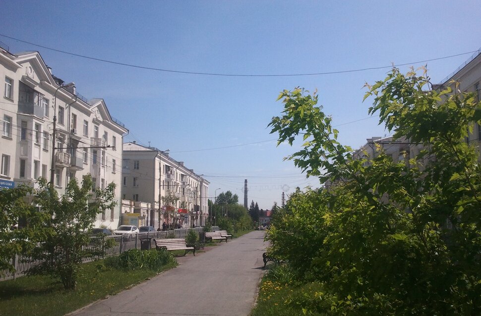По улочке