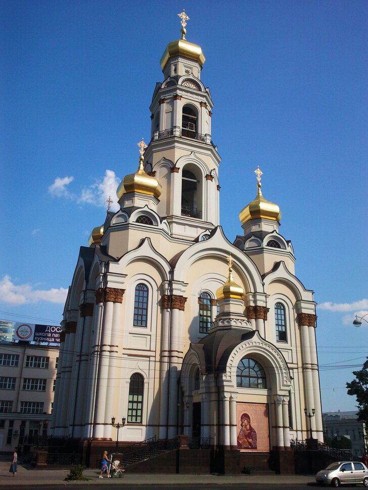 У храма