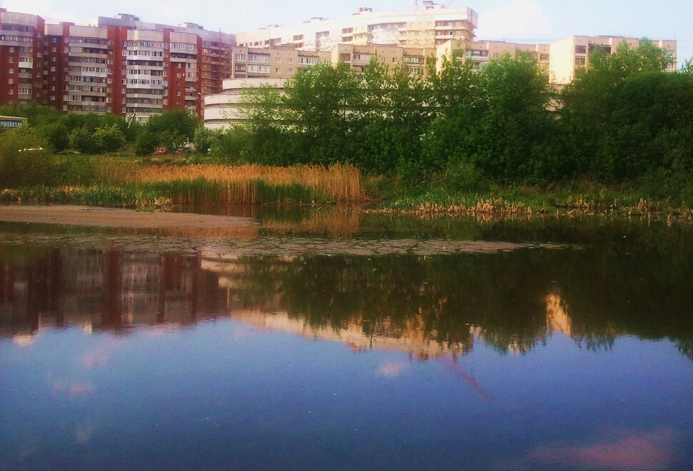 У реки