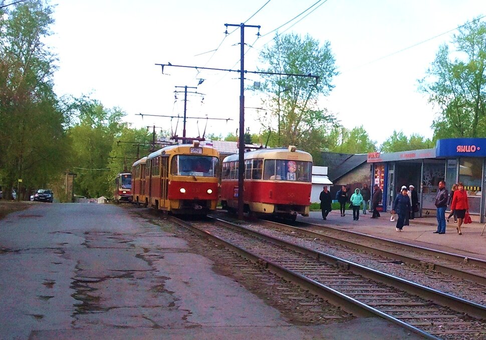 По улочке