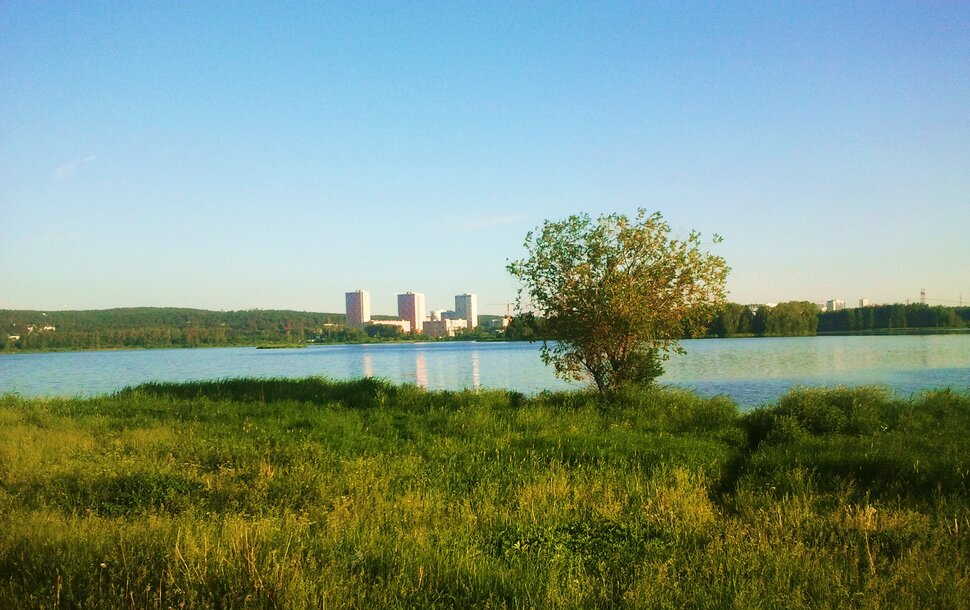 У реки
