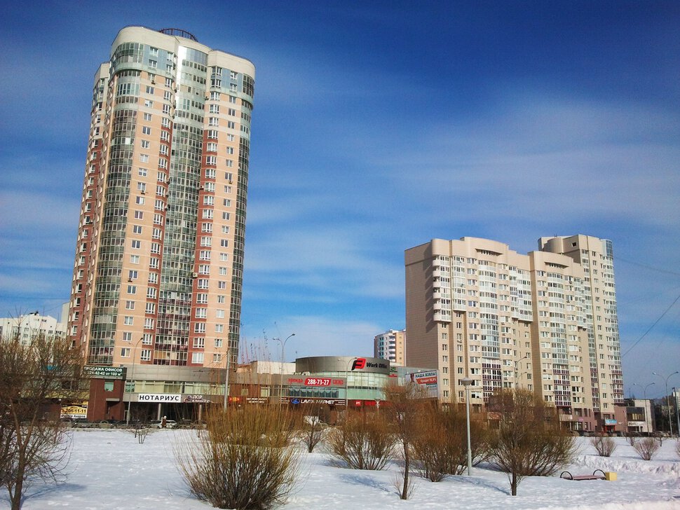 В парке снежок залежался