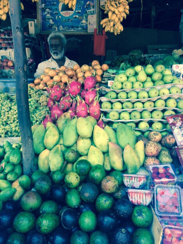 Местный торговец фруктами