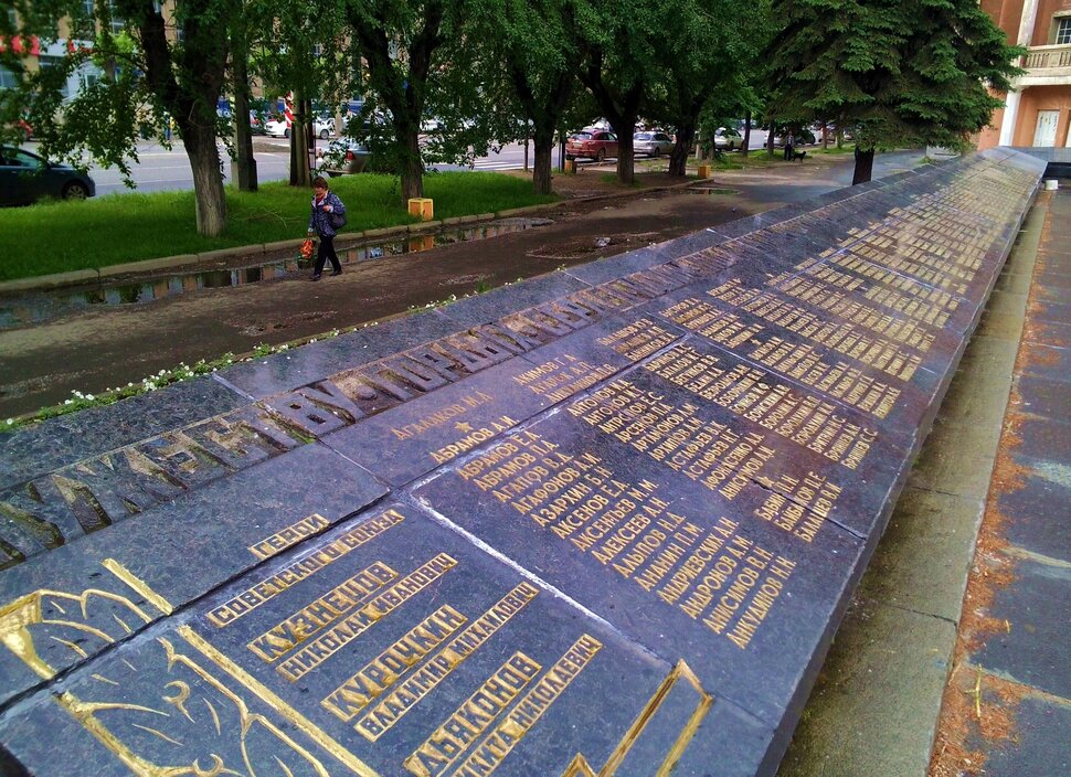 По аллее Героев