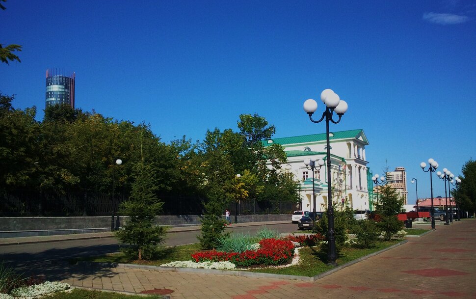 По набережной
