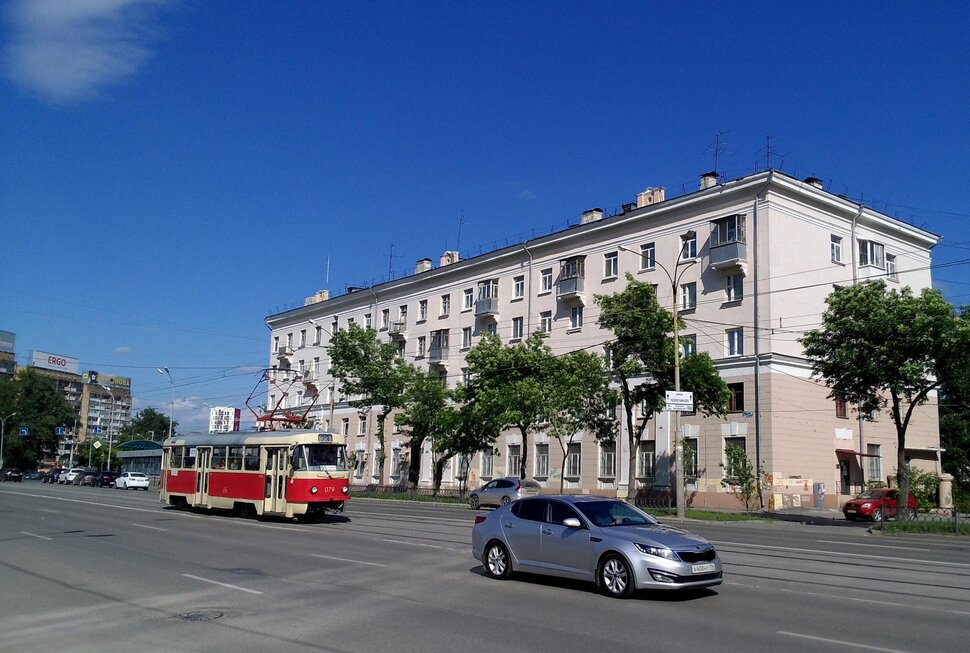 По проспекту