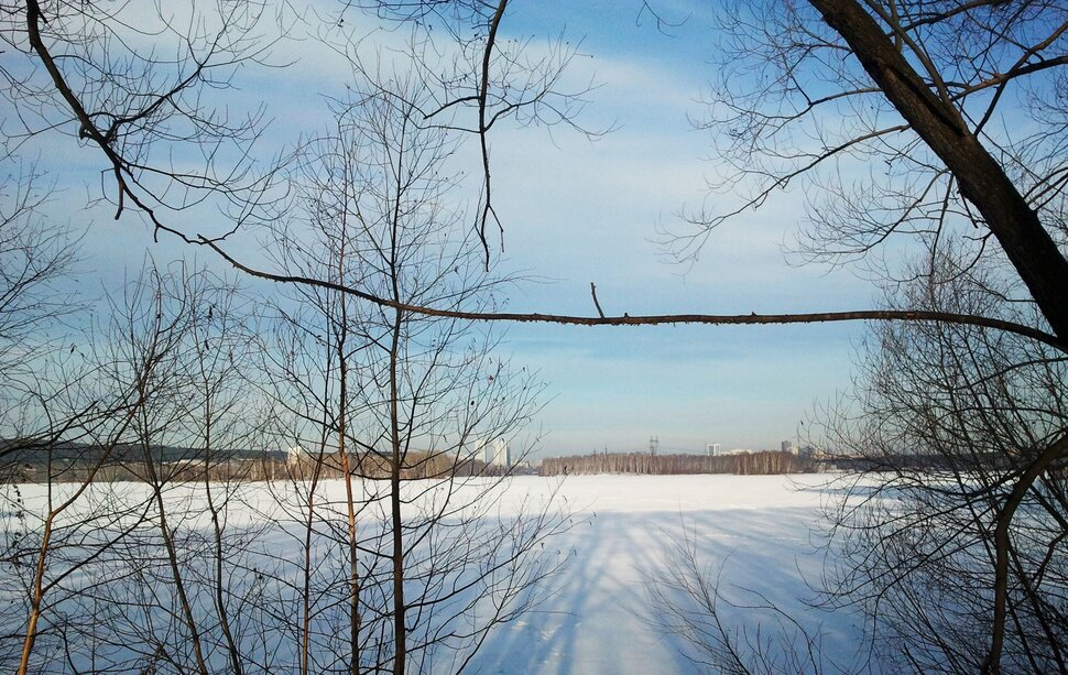 У реки