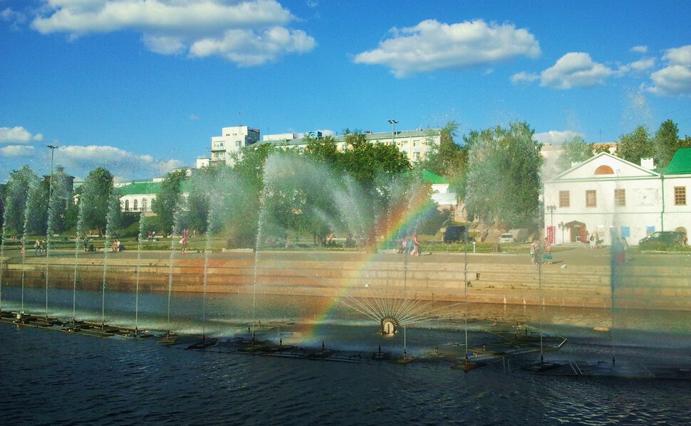 В сквере у реки