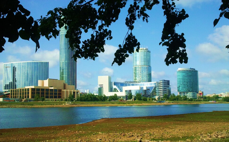 У реки