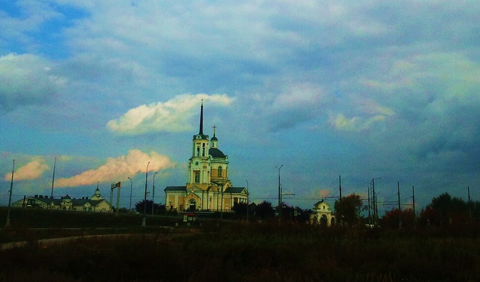 У храма