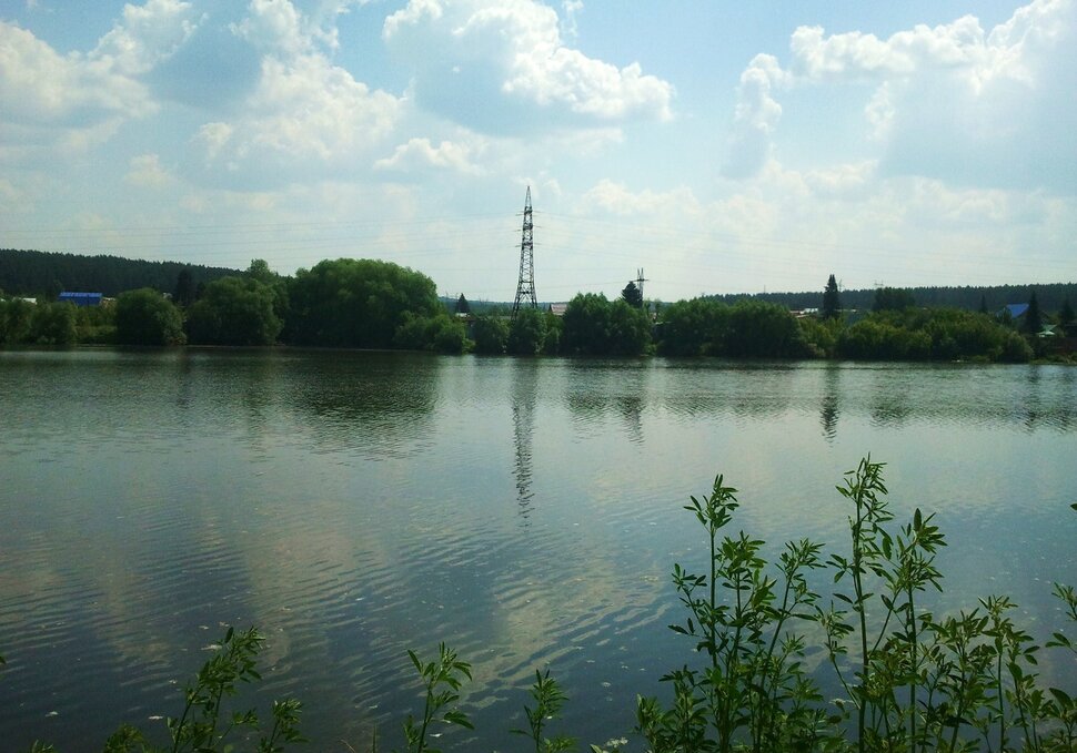 У реки