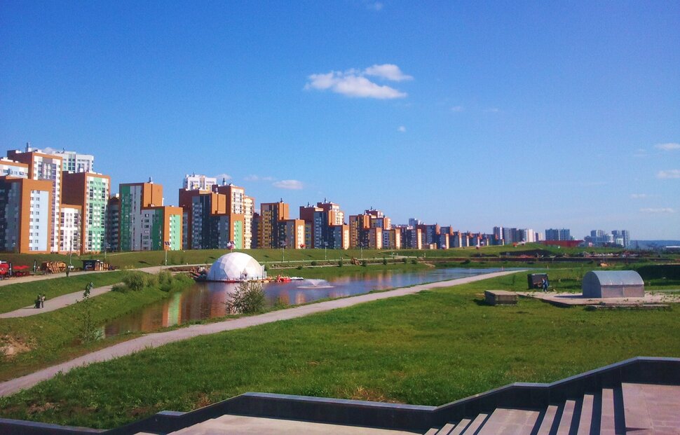 У реки