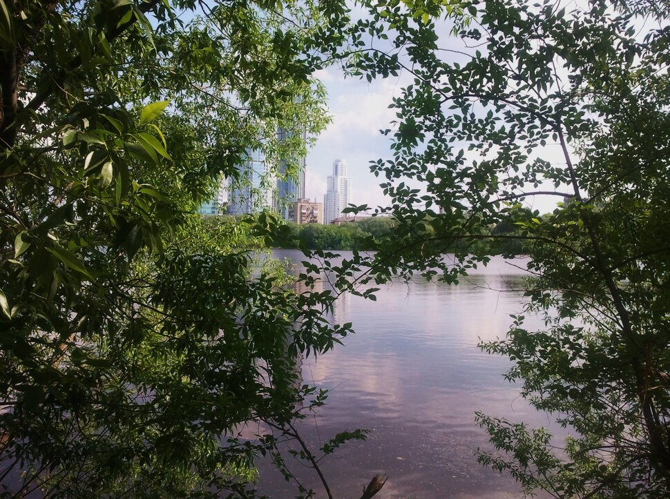 У реки