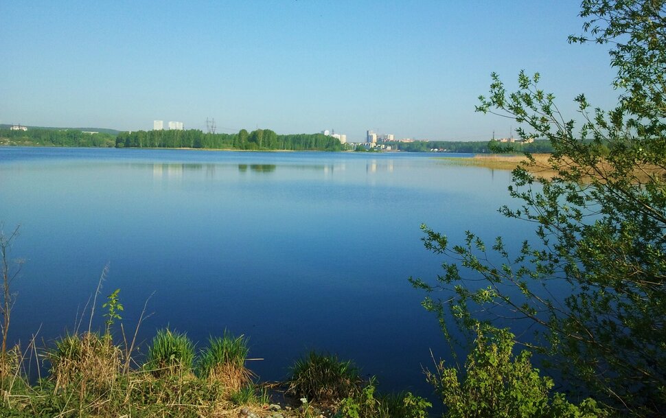 У реки