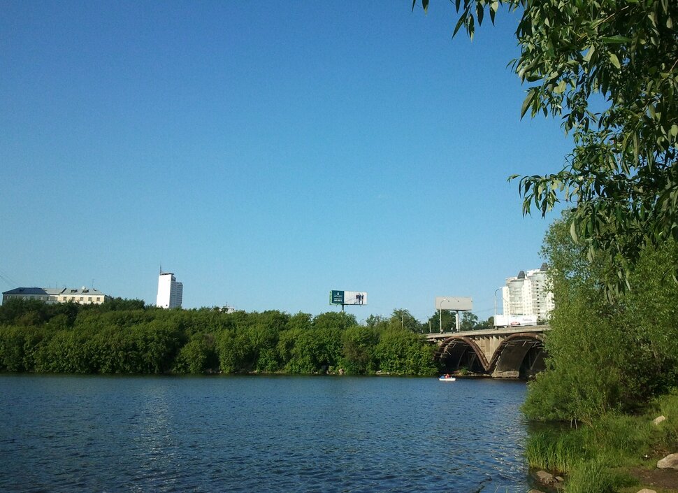 У реки