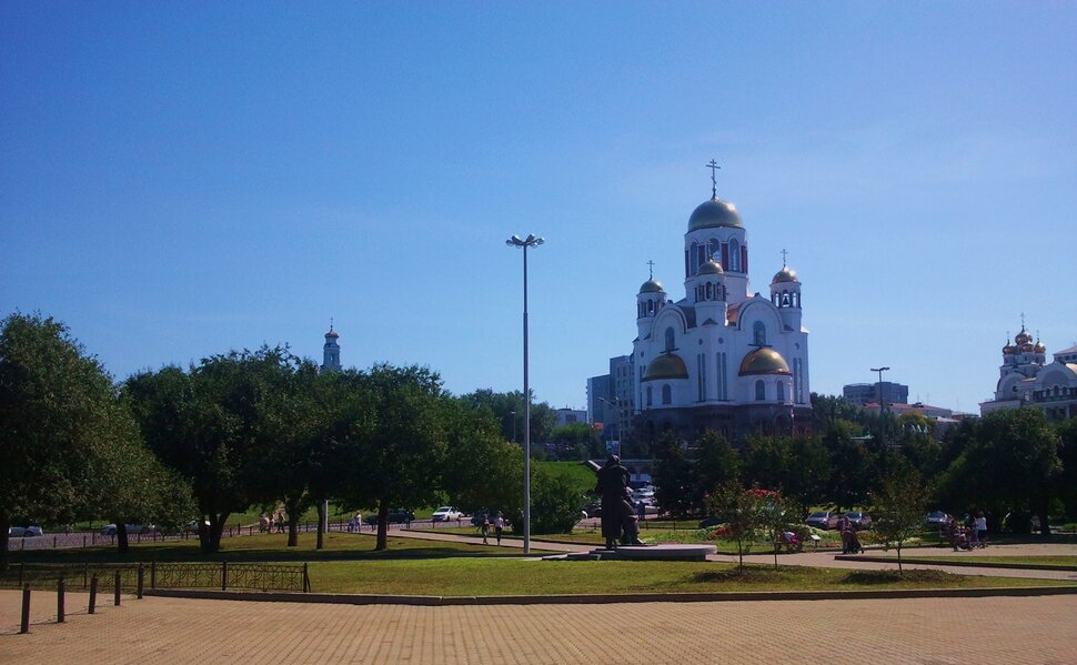 На площади у храма