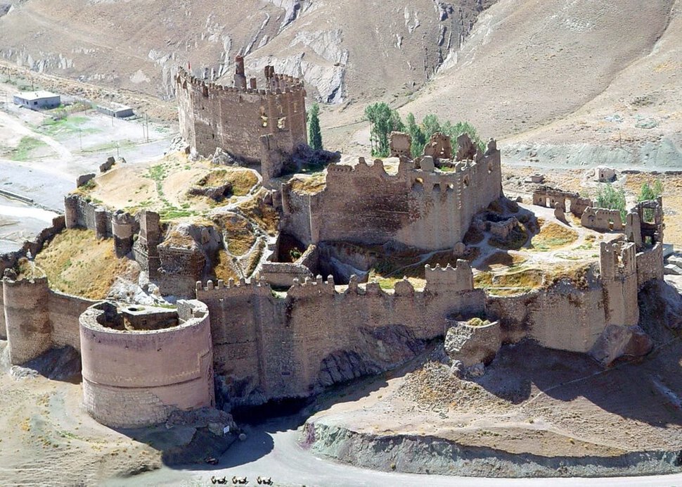 В крепости в Турции обнаружили 250-летн. армянские сыры