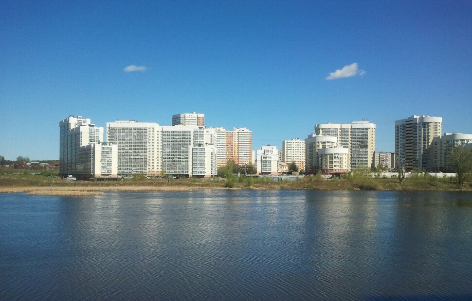 У реки
