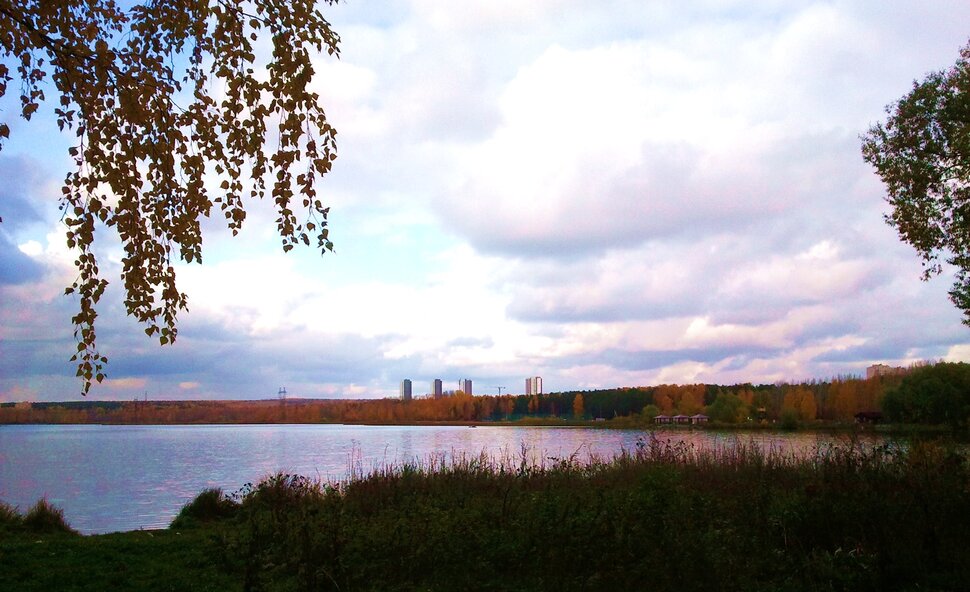 У реки