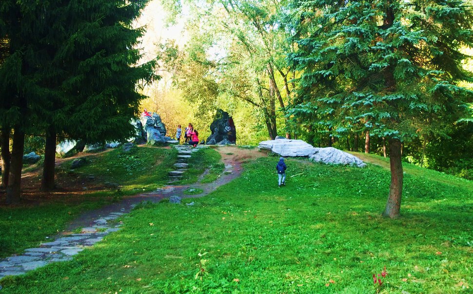 На горке в парке