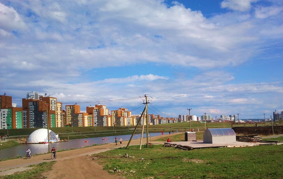 У реки