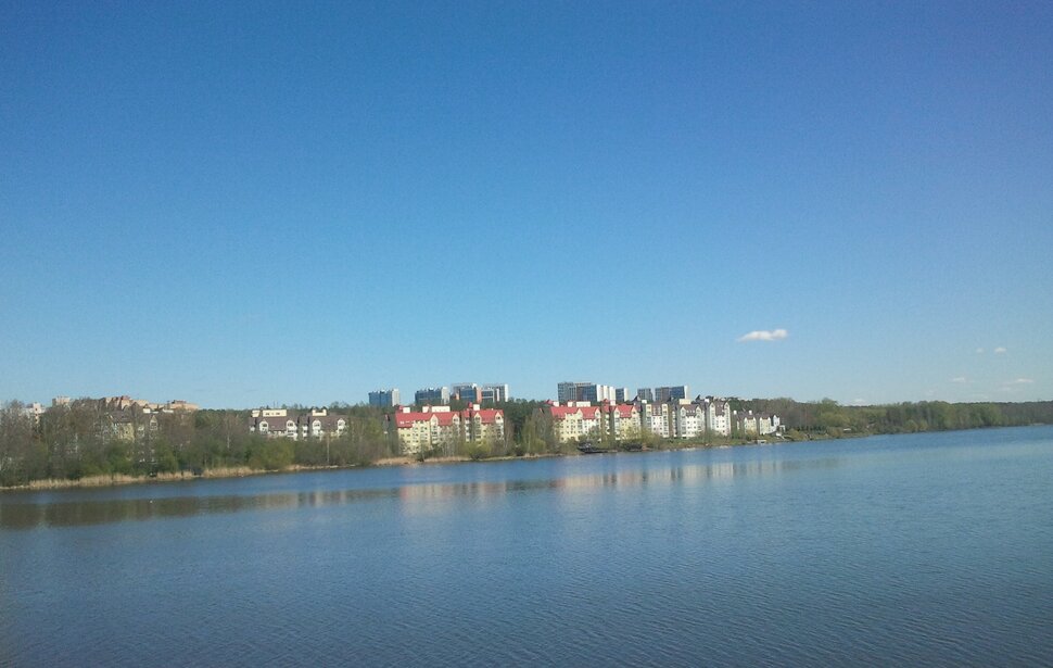 У реки