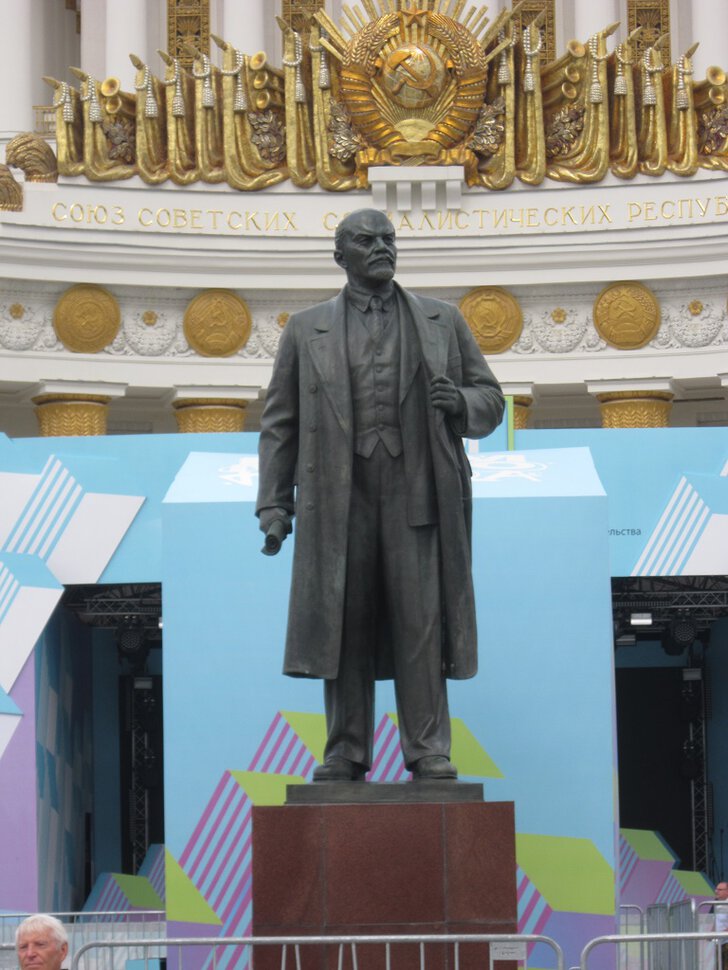 ВДНХ. Памятник В. И. Ленину