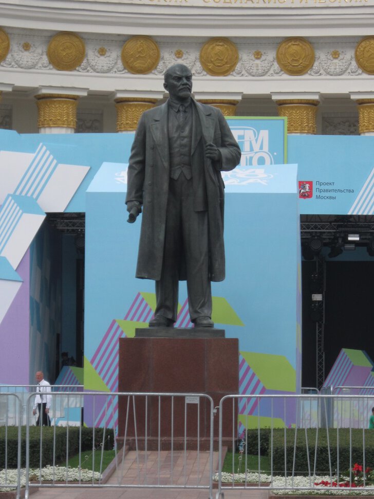 ВДНХ. Памятник В. И. Ленину