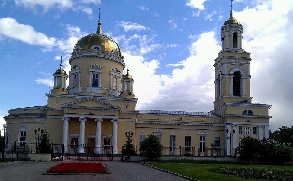 У храма