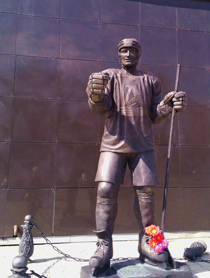 Памятник хоккеисту