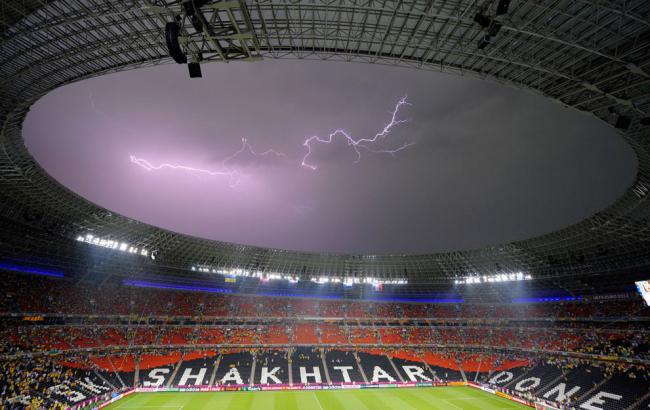 Молния над стадионом