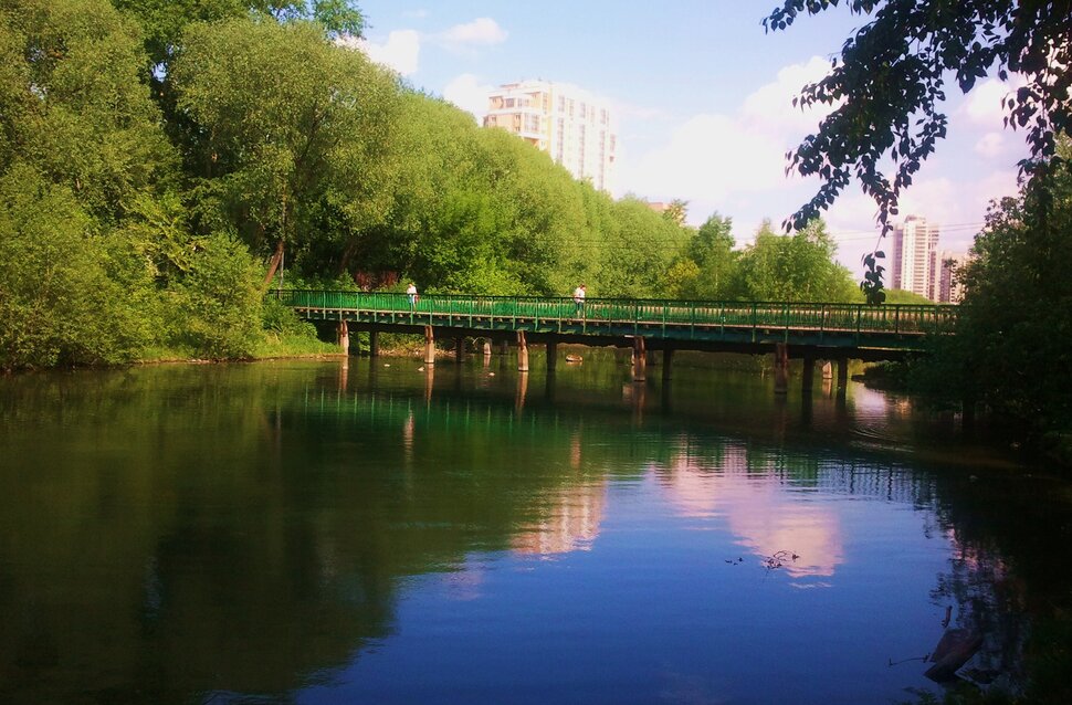 У реки