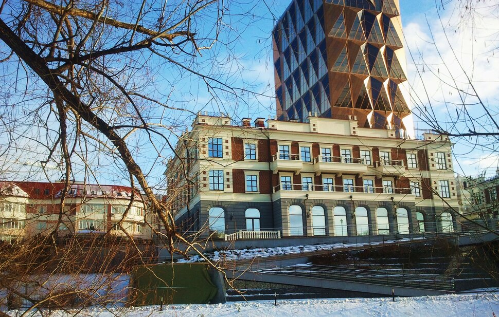 У реки