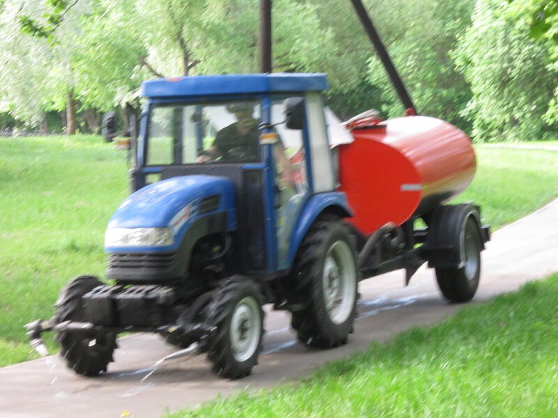 Поливочный трактор