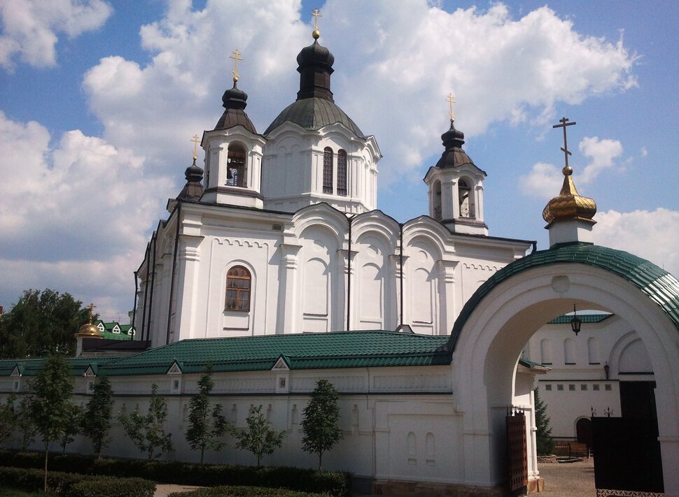 У храма