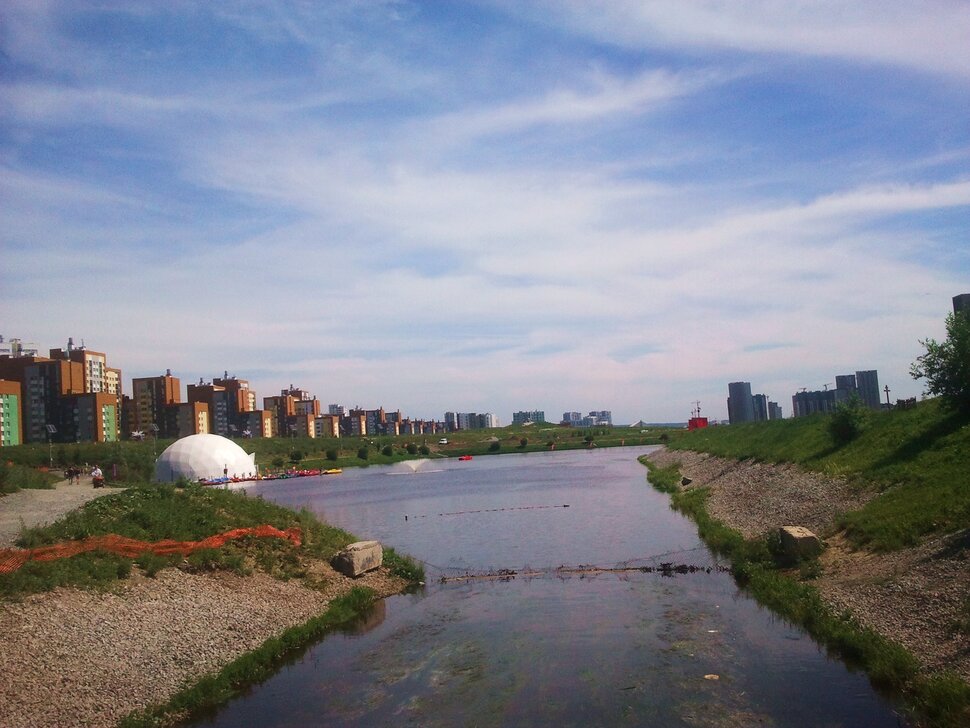 У реки