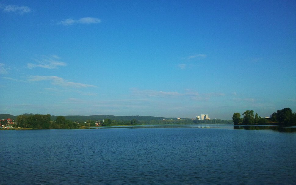 За городом у реки