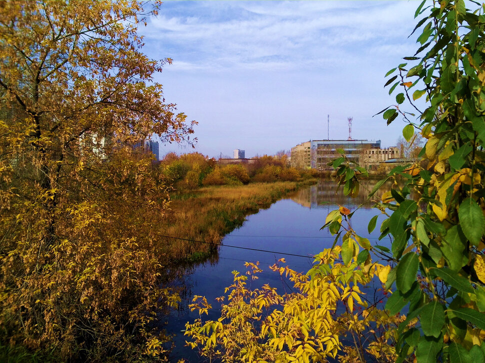 Город, осень и река