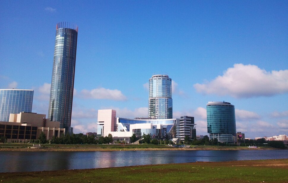 У реки