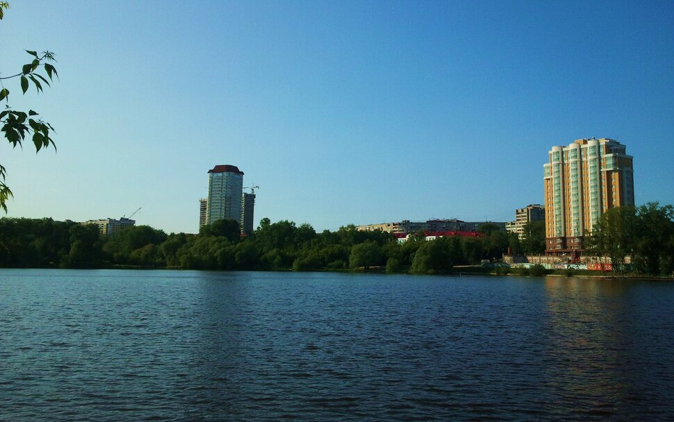 У реки
