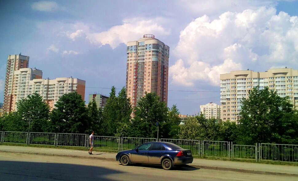 По майской улочке
