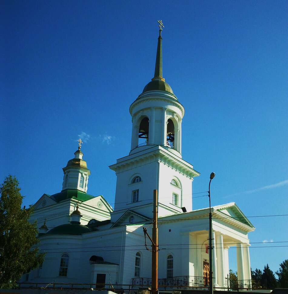 У храма