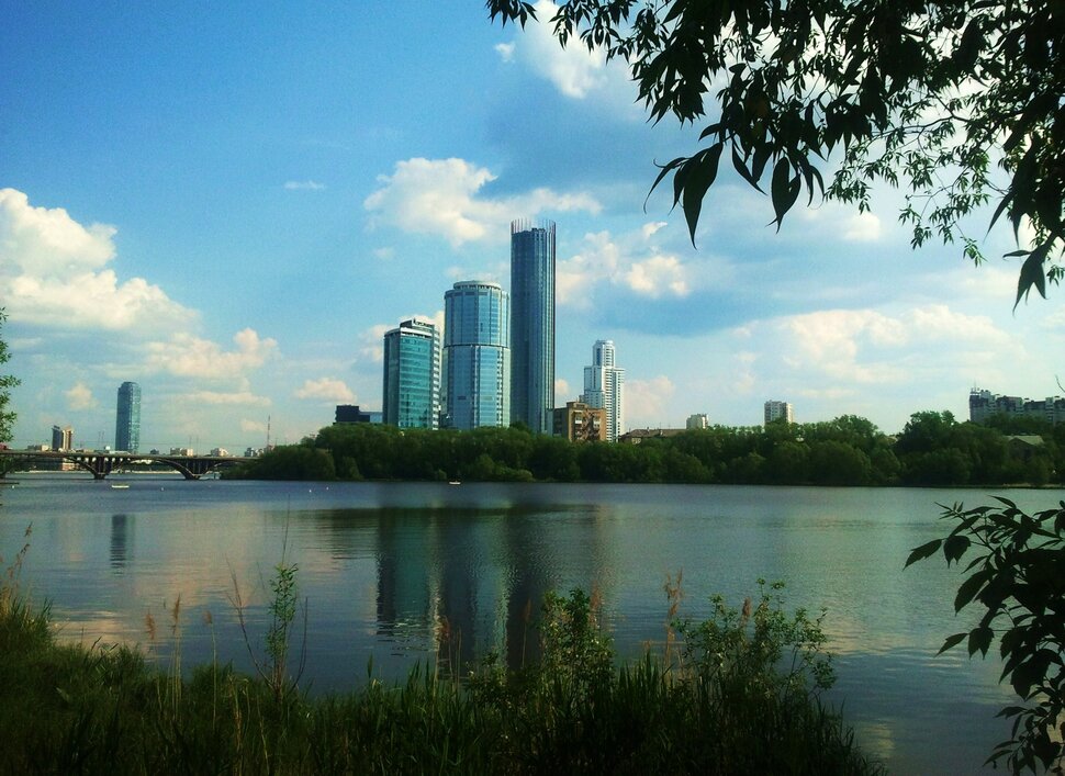 У реки